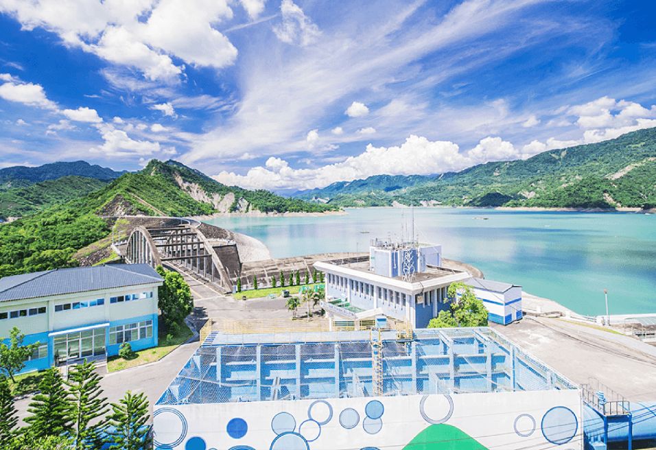 山あいのダムと浄水施設